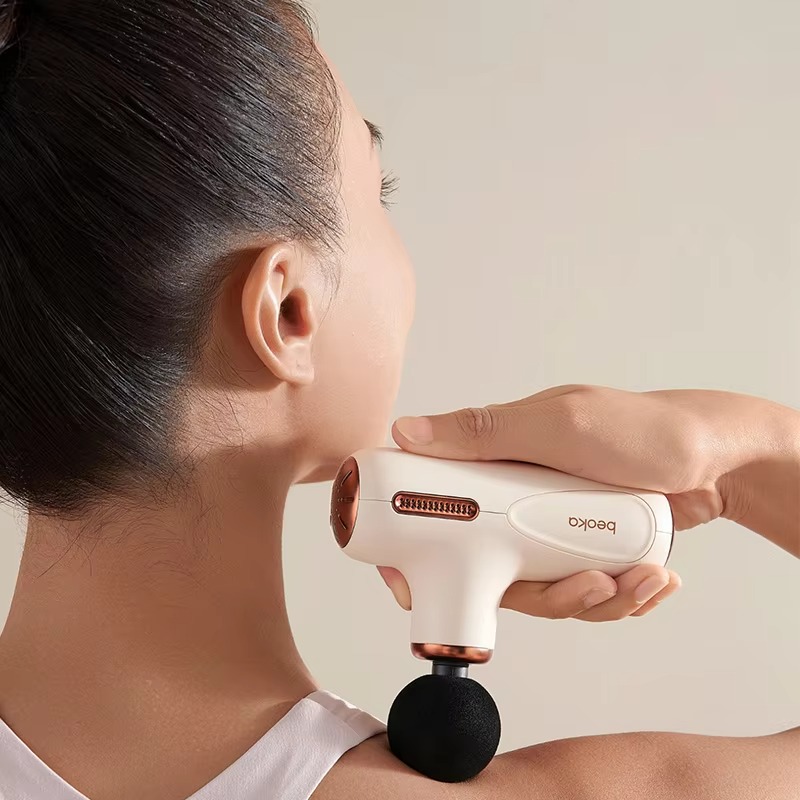 مسدس تدليك صغير مدفأ وهادئ يعم - مراجعة Massage Gun وسعره